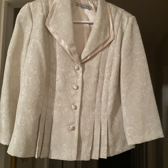 Donny and Nicole two piece suite size 8 beige - Picture 5 of 6